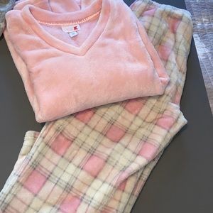 Fuzzy pajama set pink size small with extra sleep top GUC